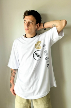 Remera LOG OUT (blanca) - Basilio House