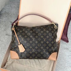 Louis Vuitton Berri PM na internet