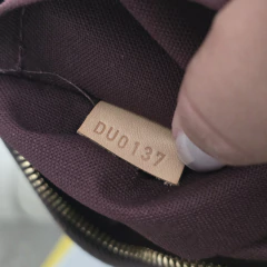 Louis Vuitton Berri PM na internet