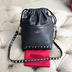 Valentino Rockstud Bucket na internet