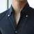 camisa social masculina manga longa	slim preta com gola italiana, destacando os botões e o colarinho.