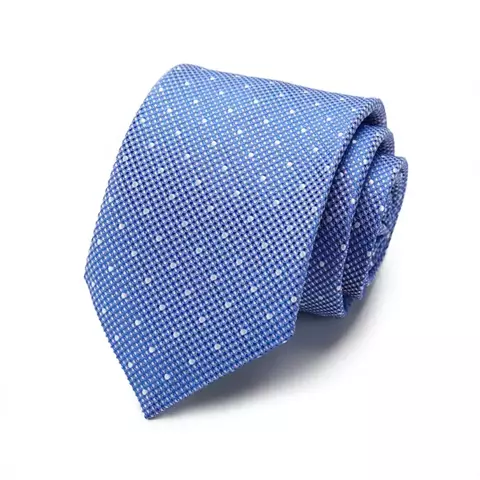 Gravata de seda jacquard azul royal com poás brancos, elegantemente enrolada sobre fundo branco.