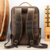 Mochila de couro marrom café premium com design elegante, com alças ajustáveis e fivelas em aço escovado compartimento para notebook 16 polegadas.