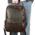 Mochila de couro marrom café premium com acabamento refinado e compartimento para notebook 16 polegadas.