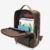 Mochila de couro marrom café para notebook de 16 polegadas com compartimentos organizados e design premium.