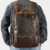 Mochila de couro marrom café premium com acabamento refinado, alças ajustáveis acolchoadas, costura reforçada, fecho metálico robusto e compartimento interno espaçoso para notebook de 16 polegadas.
