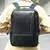 Mochila de couro preta premium para notebook 15,6″ vista de costas em uso.