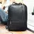 Mochila de couro preta para notebook 15,6 com design premium e detalhes elegantes.