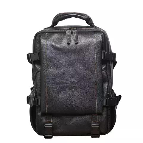 Mochila de Couro Genuíno Preta AllBlack Masculina para Notebook 15" visão da mochila de frete sobre um fundo branco