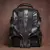 mochila de couro preta AllBlack vista de costas, com alças acolchoadas e ajustáveis, e um bolso superior com zíper. O acabamento apresenta costuras visíveis que evidenciam um design moderno e sofisticado, ideal para uso diário, viagens ou compor um visual