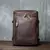 Mochila de couro legítimo marrom estilo vintage com bolso frontal organizador e zíper reforçado.
