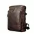 Mochila de couro legítimo marrom estilo vintage vista de lado, com bolso frontal organizador e costura reforçada.