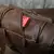 Bolso superior da mochila de couro legítimo marrom estilo vintage com zíper resistente e costura reforçada.