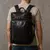 Homem usando mochila de couro legítimo preta estilo vintage com bolso frontal organizador e alças acolchoadas.