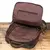 Mochila de Couro Para Notebook Café Uni 6887 Espaço para Notebook 15.6 Polegada, aberta destacando seu compartimento interno com bolsos com zíper, bolso interno para guarda-chuvas e garrafas e sua alça  macia ao toque.