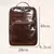 Mochila de Couro Para Notebook Café Uni 6887 Espaço para Notebook 15.6 Polegada, a imagem destaca sua cor café e suas medidas de altura de 40cm com sua base de 28cm e espessura de 9.5cm. 