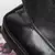 Detalhe da costura e acabamento em couro da Mochila Masculina Preta Retrô para notebook de até 15.6 polegadas.   