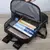 Interior da Mochila Masculina de Couro Preta Retrô com compartimento acolchoado para notebook 15,6" e bolsos internos.