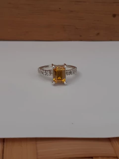 Anel Zirconia retangular com pedras dos lados 1