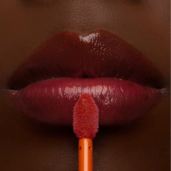 Fire Kiss Gloss 4,5ml - Mari Maria Makeup - Cor Bergamota - MAINARA RODRIGUES BEAUTY