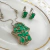 Conjunto de Colar Mãozinha e Brincos Argola com Cristais Verde Leitoso 