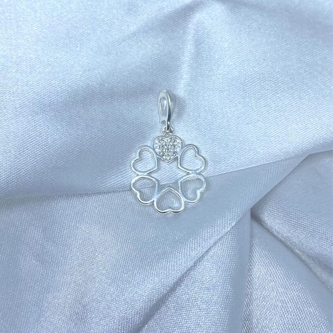 Pingente trevo 6 folhas formato coração crvejado