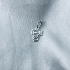 Pingente menina com 3 zircônias