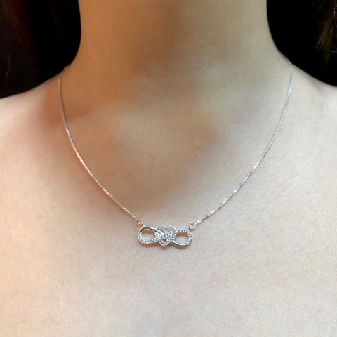 Gargantilha infinito com coração cravejado