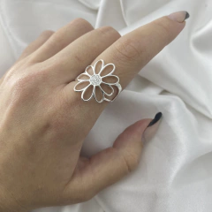 ANEL FLOR CRAVEJADO NO MEIO