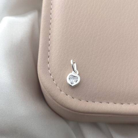 PINGENTE PONTO DE LUZ EM FORMATO DE CORAÇÃO BORDA INGLESA 0,9CM