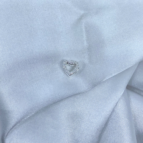 Berloque coração cravejado vazado