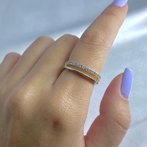 Anel meia aliança vazado e cravejado