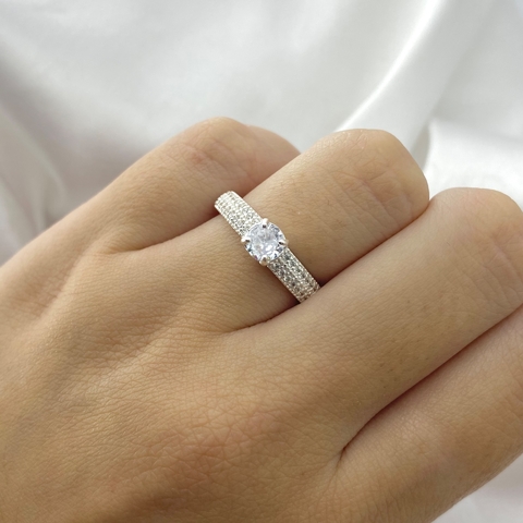 Anel solitário aro duplo cravejado com pedra