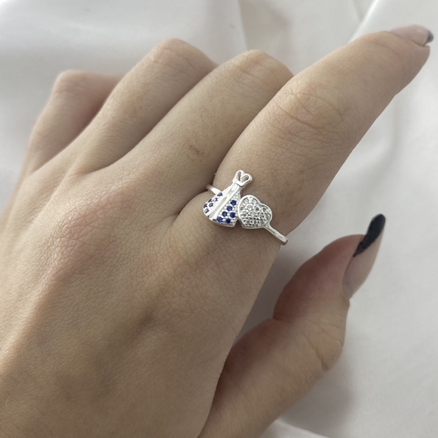 ANEL NOSSA SENHORA ZIRCÔNIA AZUL E CORAÇÃO CRAVEJADO DO LADO