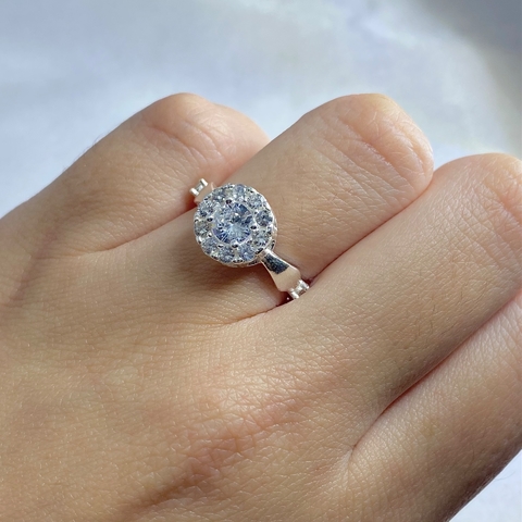 Anel solitário com zircônia no lado