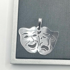 Pingente Chora Agora Ri Depois 2,5cm na internet