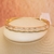 Bracelete com a frente ondulada e com baguete