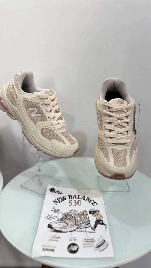 Tênis NB 530 bege com rosa