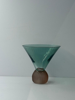 Taça verde com base canelada rosa - comprar online