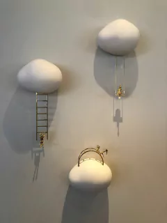 Escultura nuvem balanço na internet