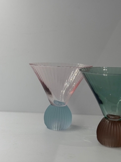 Taça rosa com base canelada azul - Studio54decora