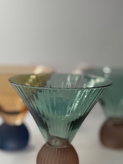 Taça verde com base canelada rosa - Studio54decora