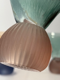 Taça verde com base canelada rosa na internet