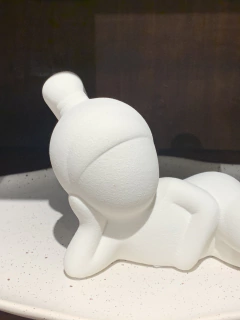 Escultura menina deitada - comprar online