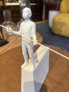 Escultura pessoa equilibrista - comprar online
