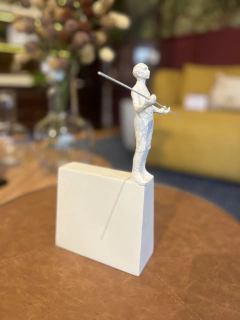Escultura pessoa equilibrista na internet