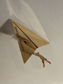 Escultura avião menino na internet