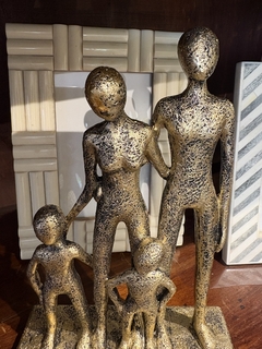 Escultura família 2 filhos na internet