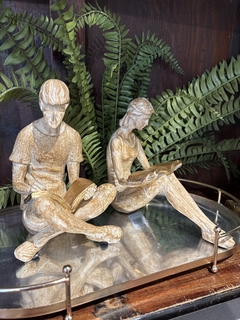 Escultura mulher lendo - loja online