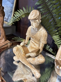 Escultura homem escrevendo na internet